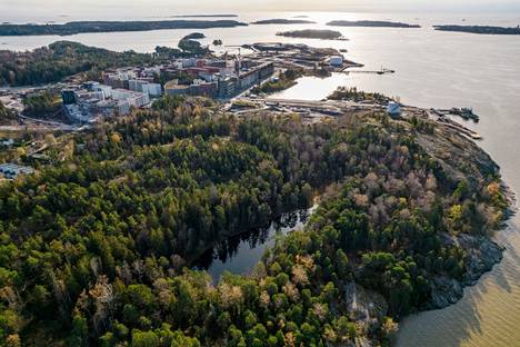 Helsingin uutta asuinaluetta Kruunuvuorenrantaa ilmasta nähtynä. Hason Hopeakaivoksentien kerrostalo näkyy kuvassa vasemmalla ylhäällä olevassa korttelissa.