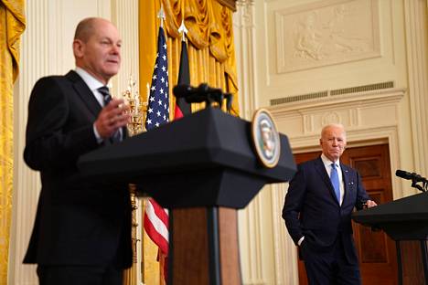 Yhdysvaltain presidentti Joe Biden (oik.) ja Saksan liittokansleri Olaf Scholz lehdistötilaisuudessa maanantaina Washingtonissa.