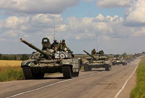 Panssaroitu venäläisjoukkojen saattue ajaa Venäjän hallussa olevalla Zaporižžjan alueella 23. heinäkuuta 2022.