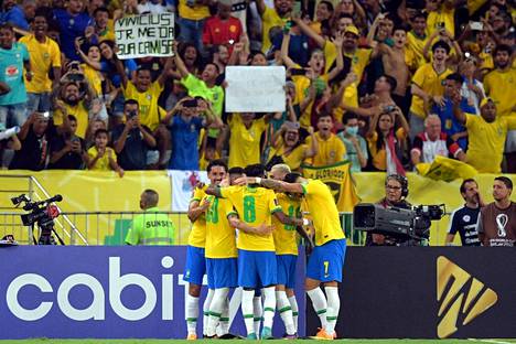 Brasilian pelaajat juhlivat maalia MM-karsinnassa 24. maaliskuuta.