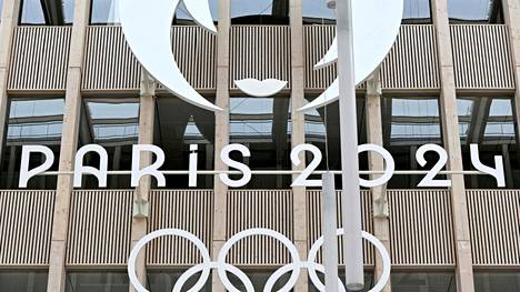 Pariisin olympialaisten logo komeilee kisojen järjestelyorganissaastion toimitalon seinällä.