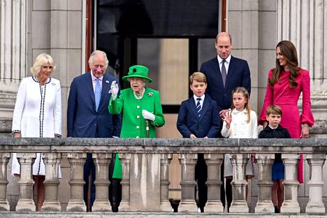 Kuningatar kävi vielä sunnuntaina huiskuttamassa palatsin parvekkeelta. 