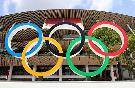 Olympiarenkaat Tokion olympiastadionin edustalla tiistaina.