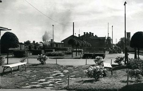 Vuonna 1876 perustetun Toijalan rautatieaseman asemapuistoa kuvattuna 1950-luvulla. Junan saapumista saattoi odottaa penkeillä kukkien ja kauniisti leikattujen pensaiden ympäröimänä. 