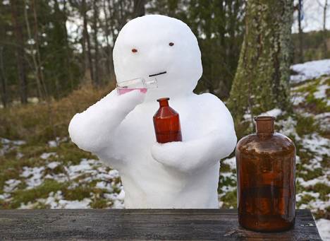 Lumiukko tekee kemiallista koetta. Lehikoisen kirjan kuvitusta. 