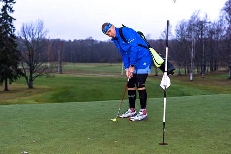 Mikko Rantanen puttaamassa Talin golfkentällä Helsingissä ennen lähtöään speedgolfin MM-kisoihin.