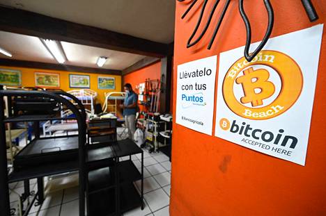 Myymälä El Salvadorin pääkaupungissa San Salvadorissa kertoo hyväksyvänsä bitcoinit maksuvälineeksi.