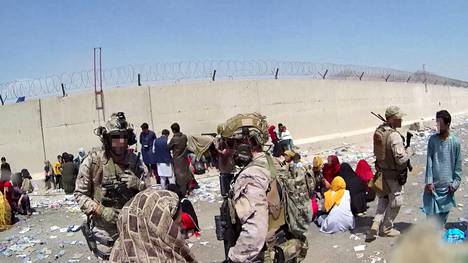 EU-maat käyttivät omia sotilaitaan turvaamaan evakuointeja Afganistanista. Kuvassa Espanjan armeijan erikoisjoukkojen sotilaita Kabulissa.