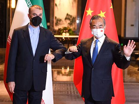 Iranin ulkoministeri Hossein Amir Abdollahian (vas.) ja Kiinan ulkoministeri Wang Yi poseerasivat valokuvaajille perjantaina Wuxin kaupungissa Kiinassa.