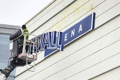 Illuminated advertisements at Hartwall Arena were removed from the wall of the ice rink in Ilmala on Wednesday.