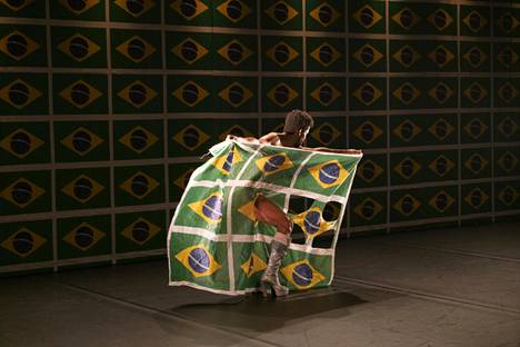 Tanssija Calixto Neto Luiz de Abreun O Samba do Crioulu Doldo -teoksessa.