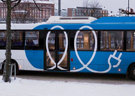 Isoissa kaupungeissa joukkoliikenteen sähköistäminen vaikuttaa aikanaan merkittävästi päästöihin. Sähköbussi Helsingissä vuonna 2019.