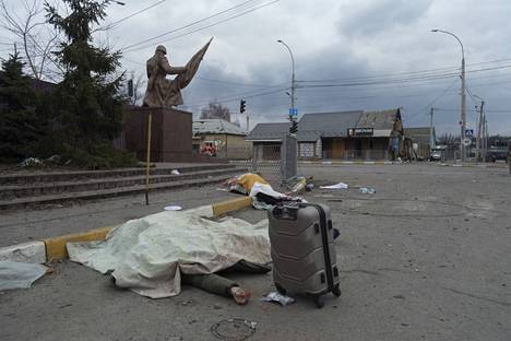 Kuolleiden siviilien ruumiita lojui maaliskuussa kaduilla Irpinissä lähellä Kiovaa.