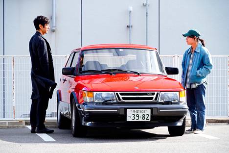 Yūsuke Kafuku (Hidetoshi Nishijima) ja Misaki Watari (Tôko Miura) liikkuvat 30 vuoden takaisella Saabilla Ryûsuke Hamaguchin ohjaamassa Drive My Car -elokuvassa, joka perustuu Haruki Murakamin novellikokoelmaan. 