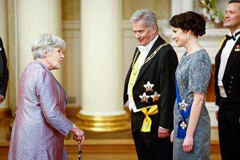 Elisabeth Rehn tervehti presidentti Sauli Niinistöä ja tämän puolisoa Jenni Haukiota astuessaan sisään Linnan juhlien ensimmäisenä vieraana itsenäisyyspäivänä. 