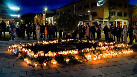 Norja | HS Kongsbergissä: Kaupunkilaiset surivat hiljaa jousi­hyökkäyksen muistopaikan ympärillä