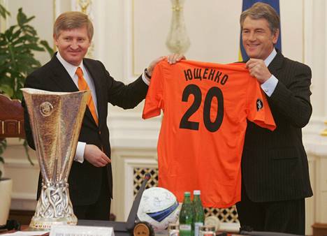 Rinat Ahmetov luovutti Donetsk Šahtarin pelipaidan presidentti Viktor Juštšenkolle Kiovassa joukkueen Uefa-cupmestaruuden kunniasi järjestetyssä tilaisuudessa toukokuussa 2009.