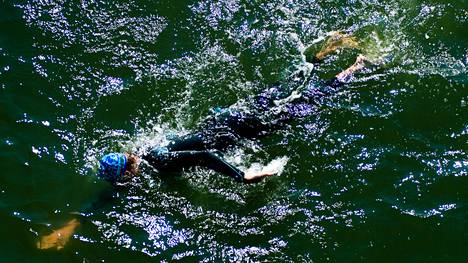 Uskomaton taistelu: 18-vuotias Niki Karlsson ui kylmässä avovedessä 10 kilometriä 2,5 tuntiin ja voitti Helsingin kaistapäisimmän uintikilpailun 