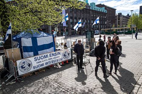 Suomi ensin -mielenosoitus siirtyi poliisin käskystä maanantaina Pystygrillin kupeeseen, turvapaikanhakijoiden mielenosoituksen naapuriksi. Perjantaina poliisi määräsi Suomi ensin -väen muuttamaan jälleen.