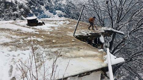 Yli 130 ihmistä kuollut lumivyöryissä ja tulvissa Pakistanissa ja Afganistanissa