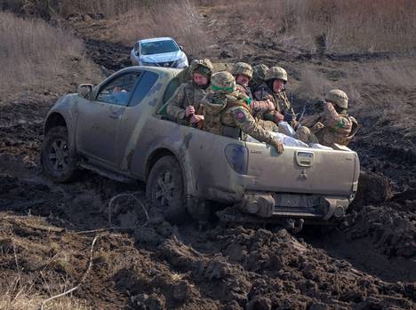 Ukrainalaissotilaita kuljetettiin lähellä etulinjaa Bahmutissa viime perjantaina.