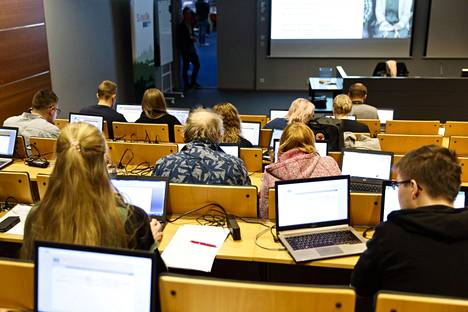 Toimittajat työskentelivät Helsingin verotoimistossa Vallilassa aamulla 1. marraskuuta 2017, kun edellisvuoden verotiedot julkistettiin.