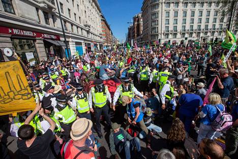 Elokapinan mielenosoittajat tukkivat kadun Lontoossa 16. huhtikuuta.
