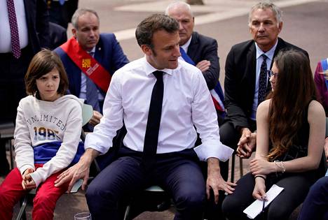 Presidentti Emmanuel Macron puhui kouluvierailullaan Gangesissa oppilaille, vanhemmille ja opettajille.