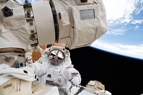 Toistaiseksi aseman astronautit ovat Nasan mukaan käyneet avaruudessa aseman ulkopuolella 244 kertaa. Kuvassa Nasan astronautti Scott Tingle avaruuskävelyn aikana vuonna 2018.