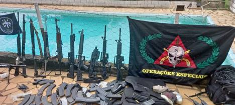 Minas Geraisin sotilaspoliisin julkaisemassa kuvassa näkyy epäillyltä pankkiryöstäjien koplalta takavarikoituja aseita. 