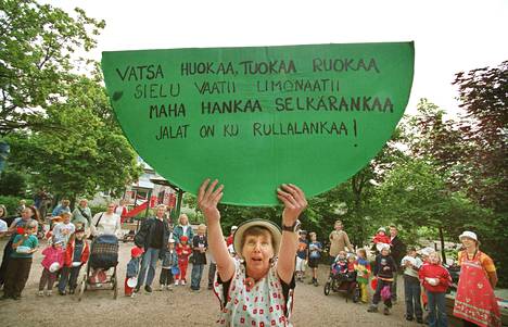 Helsinki on tarjonnut maksutonta kesäruokaa lapsille vuodesta 1942 lähtien. Arkistokuvassa vuodelta 2002 ohjaaja Pirjo Verta luetutti lauttasaarelaisille lapsille runon ennen ateriointia.