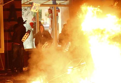 Hampurin liberaalina vaihtoehtokaupunginosana tunnettu Schanze on kärsinyt pahoin G20-vastaisissa mielenosoituksissa. Perjantai-iltana mellakoitsijat varastivat paperipyyhkeitä kaupasta ja heittivät ne tuleen.