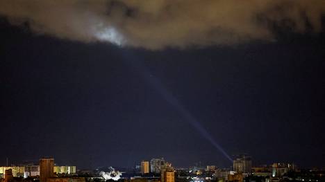 Ukrainan ilmapuolustus suuntasi valokeilan pilviin Kiovassa 8. toukokuuta. Venäjän ilmaiskut ovat lisääntyneet ja yhä useampi ohjus yltää kohteeseensa.