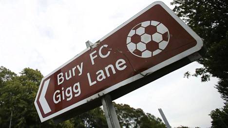 Englannin Ykkösliigassa pelaavan Buryn ongelmat kasvavat: joukkue heitettiin ulos liigacupista, ja sarjapaikan menetys uhkaa perjantaina