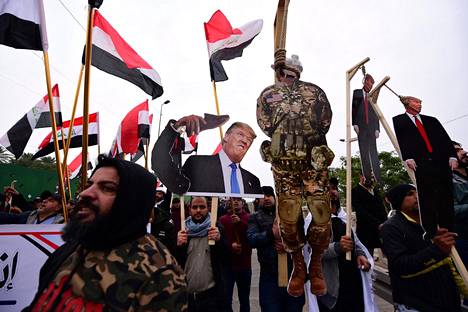 Irakilaiset mielenosoittajat kantoivat kuvia hirtetyistä amerikkalaissotilaista ja presidentti Donald Trumpista protestissa, jossa vaadittiin amerikkalaisjoukkojen poistamista maasta. Mielenosoitus järjestettiin Bagdadissa viime tammikuussa.