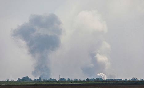 Räjähdyksen aiheuttamaa savua Maisken kylässä Krimillä 16. elokuuta 2022. Iskun kerrotaan myös katkaisseen rautatieyhteyksiä.