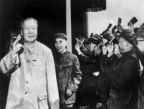 Puhemies Mao Tse-tung (vas.) lokakuussa 1970. Taustalla kannattajat heiluttavat hänen Punaista kirjaansa.