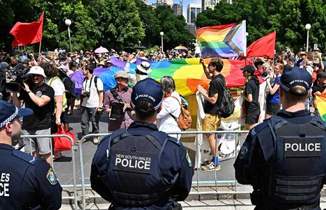 Poliisi valvoi George Pellin hautajaisten aikaan Sydneyssä järjestettyjä mielenosoituksia, joissa otettiin kantaa muun muassa seksuaalivähemmistöjen puolesta. 