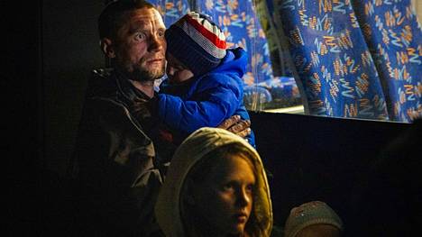 Mariupolista evakuoitu mies saapui lastensa kanssa Zaporižžjaan 8. toukokuuta. 