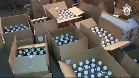 Viranomaiset takavarikoivat Venäjällä laatikkokaupalla korvikealkoholia. 