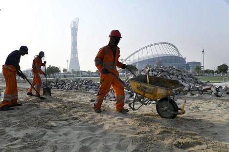 Siirtotyöläisiä rakentamassa Qatarin pääkaupungissa Dohassa syksyllä 2019.