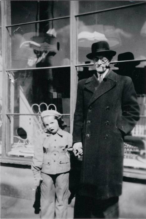 Jac Weinstein vuonna 1949 lapsenlapsensa Clairen kanssa Helsingissä. Yksityiskokoelmasta saatu kuva on osa Simo Muirin tutkimushankkeen ja levytysprojektin aineistoa. 