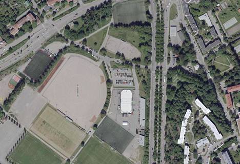 Itä-Pasilassa olevan Käpylän liikuntapuiston kentän reuna on kaareva. Se on historiallinen jäänne. Kaarre näkyy kuvassa keskellä parkkipaikan vasemmalla puolella.