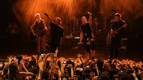 The Rasmus esitti Buenos Airesin Teatro Floresissa kappaaleita uransa varrella. Paikalla oli jo useita sukupolvia The Rasmus -faneja.