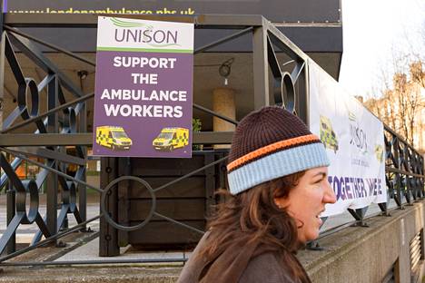 Ammattiliiton juliste toivoi tukea lakolle. You Gov -yhtiön mielipidemittauksen mukaan briteiltä löytyy eniten ymmärrystä juuri sairaanhoitajien sekä ensihoitajien ja muun ambulanssiväen lakoille.