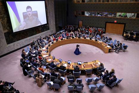 Ukrainan presidentti Volodymyr Zelenskyi vetosi YK:n turvallisuusneuvostoon videoyhteydellä tiistaina.