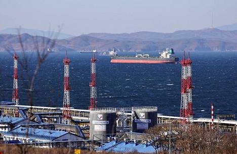 Raakaöljytankkeri ankkuroituna Nahodkan satamakaupungin edustalla Venäjällä joulukuussa 2022.