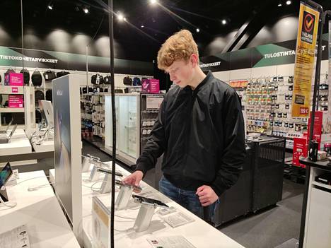 Espoolainen Rasmus Laakso, 16, aikoo ostaa seuraavaksi puhelimekseen Iphone 13 Pron, sillä hän ennakoi sen hinnan laskevan uusimman Iphone 14:n julkaisun myötä.