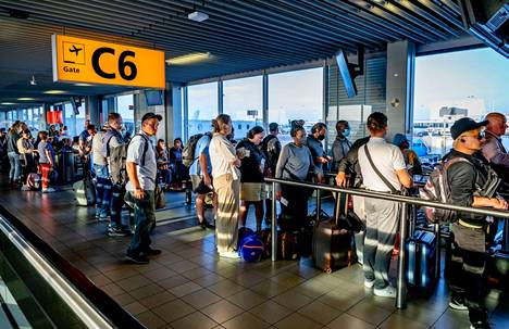 Amsterdamin Schipholin lentokentällä suuri osa lennoista on jouduttu perumaan ruuhkien takia. Kenttä on varoittanut, että jonotusajat voivat olla jopa tunteja. Kuva maanantailta.