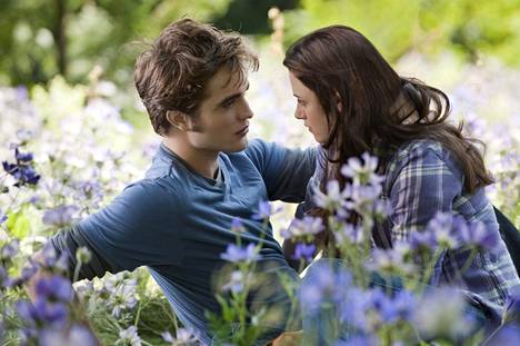 Twilighteista se lähti: nuorten aikuisten kirjallisuuden maailmanvalloitus. Filmatisoinneissa Robert Pattinson on kohtalokas vampyyri ja Kirsten Stewart häneen rakastuva ihminen.